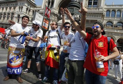 Las aficiones de Real Madrid y Atlético de Madrid se han adueñado del centro de Milán, con un intenso calor en la mañana del partido.