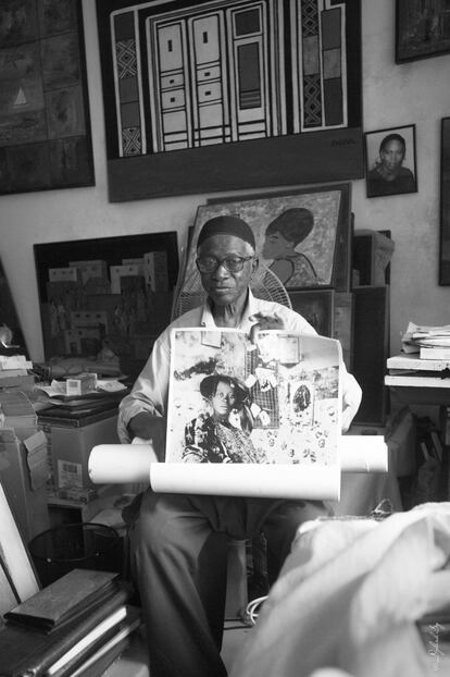 Sylla tiene en su colección retratos de los pioneros de la fotografía de África occidental que vivieron en la ciudad, como Maissa Gueye, Mama Casset y muchos anónimos.