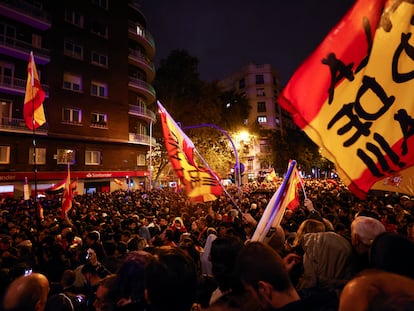 Manifestantes con pancartas y banderas de España concentrados el viernes cerca de la sede del PSOE en la madrileña calle de Ferraz.