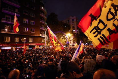 Manifestantes con pancartas y banderas de España concentrados el viernes cerca de la sede del PSOE en la madrileña calle de Ferraz.