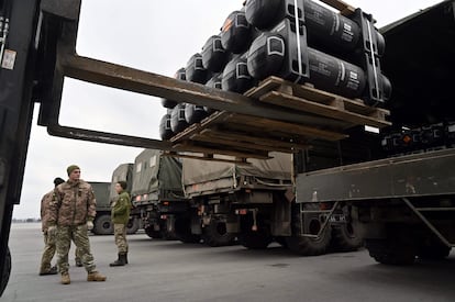 Soldados ucranios cargan un camión con FGM-148 Javelin enviados por EE UU.  