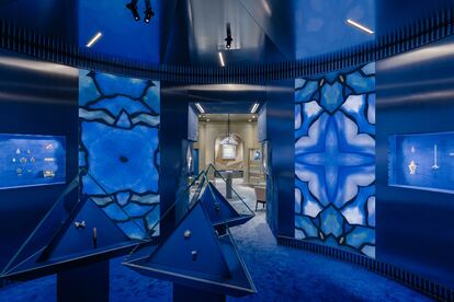 El estudio OMA vistió de azul la pop up de Tiffany & Co para celebrar el 185 aniversario de la marca de joyería.