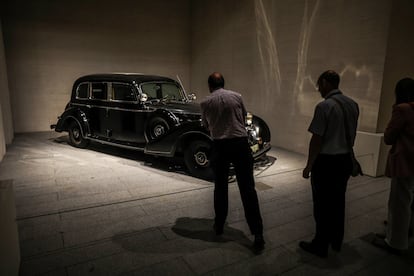 Unos visitantes observan el Mercedes-Benz 770, que España compró a la Alemania nazi para Franco.