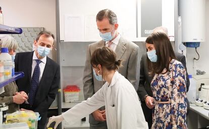 Los Reyes, en el laboratorio del Museo Nacional de Ciencias Naturales (MNCN), acompañados por el ministro de Ciencia, Pedro Duque (a la izquierda).