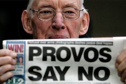 El lder unionista Ian Paisley sostiene un diario de Belfast que alude al IRA provisional.