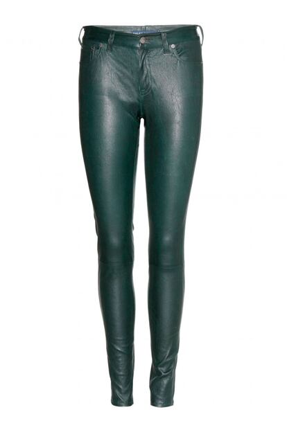 Pantalones de piel en color verde, una alternativa al clásico negro. Son de Ralph Lauren y están rebajados de 1.190 euros a 715 (ahorro de 475 euros).