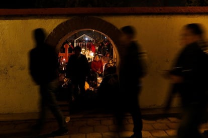 Entrada do cemitério de Metepec na Cidade do México durante a celebração do Dia dos Mortos, em 1 de novembro de 2016.