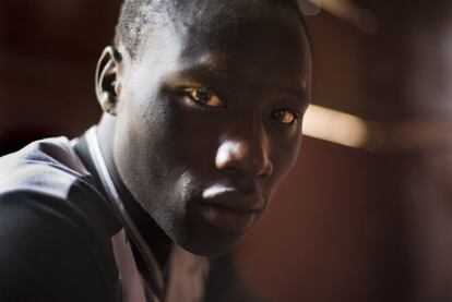 Saliou Jone es de la región de Casamance en Senegal. Vive en un contenedor de chapa frente a la estación de autobuses de Sonef. Busca trabajo para continuar su viaje. El cierre del viaje por mar en cayuco en el año 2009 obliga a los senegaleses a hacer un largo trayecto por tierra. Saliou tiene un par de euros en el bolsillo, no parece que haya hoy muchas posibilidades de trabajar.