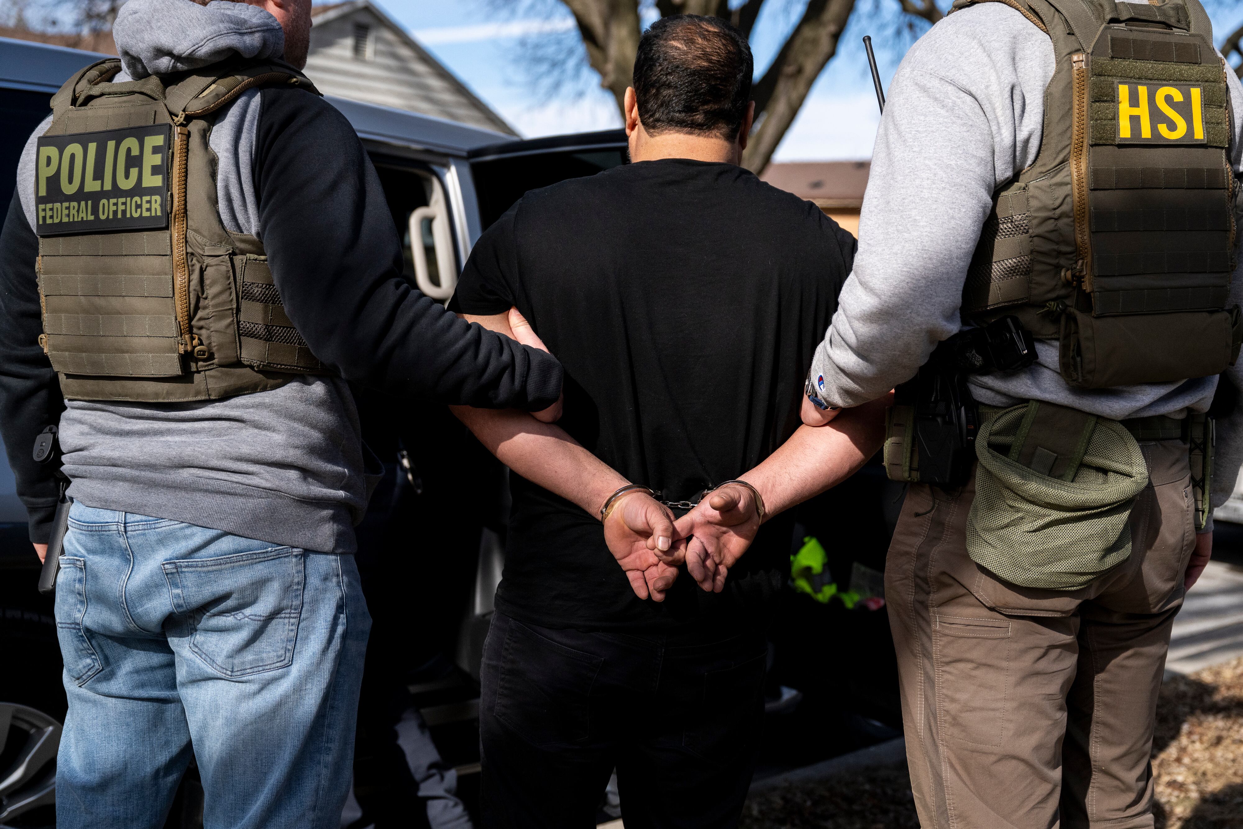 Las autoridades demócratas de Chicago rechazan cooperar en las redadas masivas de migrantes ordenadas por Trump