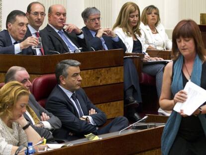 La candidata de EB a diputada general de Álava, Nerea Gálvez (a la derecha), momentos antes de intervenir en el pleno de investidura.
