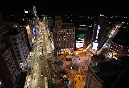 El edificio cuenta con terrazas a ambos lados, lo que permite ver las diferencias urbanísticas de las distintas zonas de Madrid y observar la Gran Vía a vista de pájaro. Dada su altura, poco habitual para la época, sus azoteas fueron utilizadas como observatorio avanzado durante la Guerra Civil.