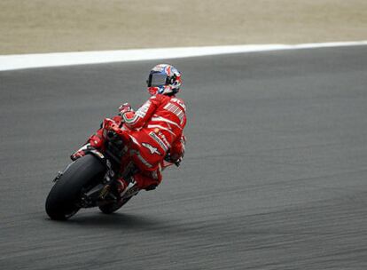 Casey Stoner se vuelve sobre su moto durante las pruebas de clasificación que lideró ayer, en California.