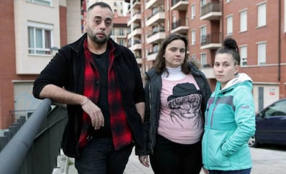 Valeriano Borja, padre de la niña asesinada, junto a la hermana de la pequeña, Josune (derecha) y la madrastra de esta (centro).