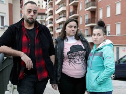 Valeriano Borja, padre de la niña asesinada, junto a la hermana de la pequeña, Josune (derecha) y la madrastra de esta (centro).