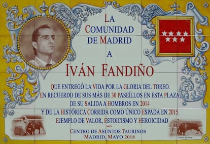 Azulejo dedicado a la memoria de Iván Fandiño.