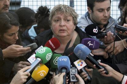 María Teresa Mesa Escolano, amiga de la familia de la auxiliar de enfermería Teresa Romero, infectada por el virus del ébola, hace unas declaraciones esta tarde en la entrada del Hospital Carlos III. Mesa Escolano ha trasladado a los medios de comunicación el llamamiento del marido de la enfermera, Javier Limón, que ha pedido que se respete a su mujer, que es una "profesional excepcional" y una "buenísima trabajadora", y ha considerado que si ha habido algún fallo en toda esta historia, ha sido "en el protocolo".