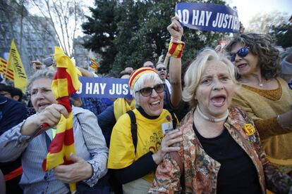 Asistentes a la marcha muestran su alegría.