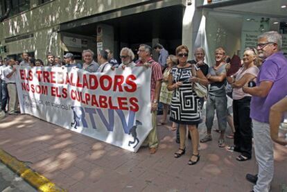 Empleados de Canal 9 y Ràdio 9 protestan ayer ante la sede del consejo de administración de RTVV en Valencia.