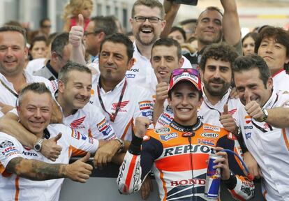 Márquez celebra la victoria junto a todo su equipo técnico.