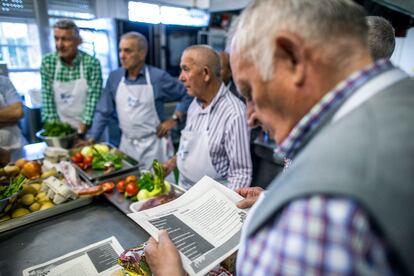 Sáez les entrega todas las recetas en papel al inicio de la clase, pero su objetivo es que puedan seguir los pasos de cualquier recetario en internet. Con este, ya ha impartido su sexto curso para hombres mayores de 65 años. "Ahora no lo quiero dejar nunca", reconoce.