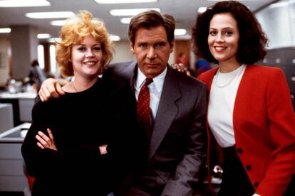 En 'Armas de mujer' Melanie Griffith tiene que demostrar que Sigourney Weaver le ha robado la idea de negocio.