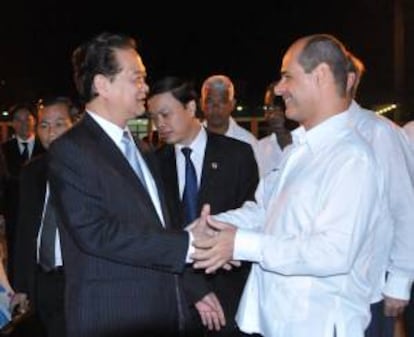 El primer ministro de Vietnam, Nguyen Tan Dung (i), es despedido por el vicecanciller cubano, Rogelio Sierra (d), este viernes 28 de marzo de 2014, en el aeropuerto Internacional de La Habana, Cuba.