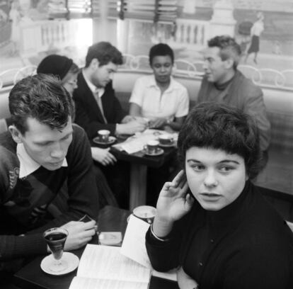 La cafetería parisiense El Tournon, en los años cincuenta.