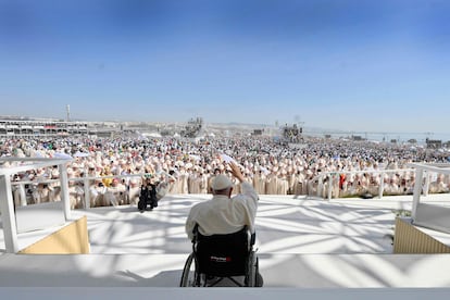 El Papa oficia la misa multitudinaria junto al parque Tajo de la Jornada Mundial de la Juventud, este domingo en Lisboa.