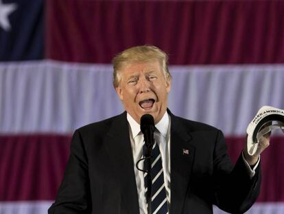 Donald Trump con una gorra de &#039;Make America Great Again&#039; [&quot;hagamos de nuevo grande a Am&eacute;rica&quot;] el pasado 9 de diciembre, en un acto en Luisiana.