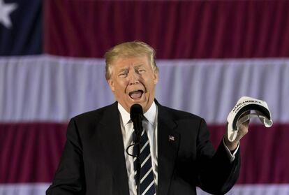 Donald Trump con una gorra de &#039;Make America Great Again&#039; [&quot;hagamos de nuevo grande a Am&eacute;rica&quot;] el pasado 9 de diciembre, en un acto en Luisiana.