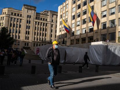 Hombre camina por el centro de Bogotá, Colombia