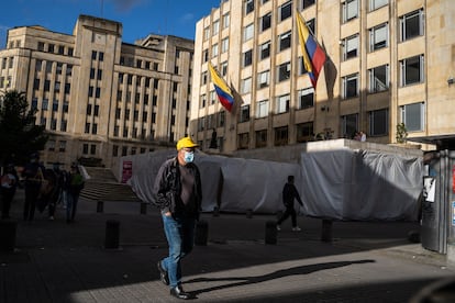 Hombre camina por el centro de Bogotá, Colombia