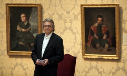 Antoni Muntadas ganador del premio Velázquez de Artes Plásticas 2009 posa entre 'El niño de Vallecas' y 'El bufón don Sebastián de Morra' de Velázquez en el Museo del Prado Madrid, en una imagen de 2009.