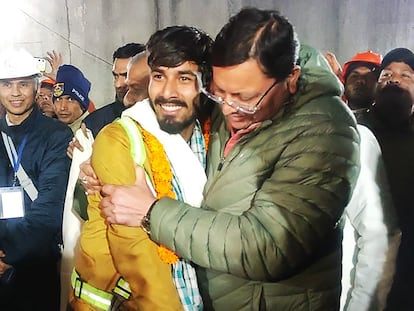 El máximo representante de la región de la India de Uttarakhand, Pushkar Singh Dhami, abraza a uno de los 41 trabajadores rescatados este martes, que llevaban más de dos semanas sepultados en un túnel.