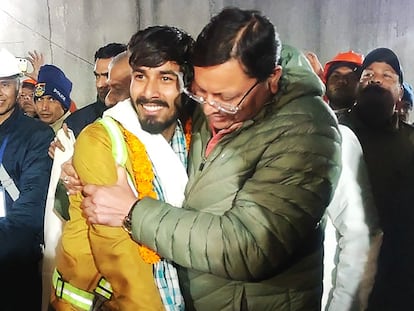 El máximo representante de la región de la India de Uttarakhand, Pushkar Singh Dhami, abraza a uno de los 41 trabajadores rescatados este martes, que llevaban más de dos semanas sepultados en un túnel.