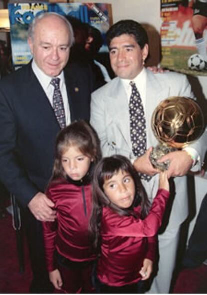 Maradona recibió en 1995 el Balón de Oro por su carrera futbolística. En la imagen, junto a Di Stefano y sus hijas Dalma y Giannina