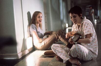 Una escena de la película de 1999 'Inocencia interrumpida', con Angelina Jolie y Winona Ryder.