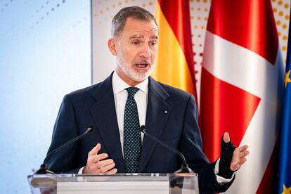 Felipe VI animó ayer a empresas españolas y danesas ha elevar  la cooperación especialmente en las energías renovables. En el foro empresarial organizado en el marco de la visita de Estado a Dinamarca, el monarca ha recordado que ambos países comparten el objetivo de alcanzar la neutralidad climática en 2050. Destacó la responsabilidad de las empresas españolas y danesas sobre cómo gestionar la transición económica y ha subrayado que su relación entr ellas permite cooperar intensa y eficazmente en ese campo.
