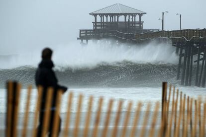 Las olas rompen contra un restaurante en la costa de Atlantic Beach (Carolina del Norte), el 13 de septiembre.