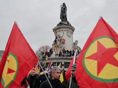 Activistas kurdos protestan en París, el día de Nochebuena.