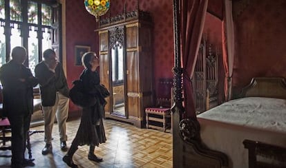 El dormitorio de Antoni Amatller recibiendo las primeras visitas.