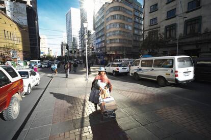 Mujer indígena camina por el centro de La Paz, Bolivia.