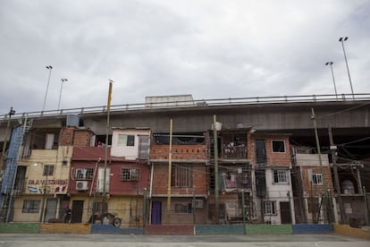 Viviendas de Villa 31 incrustadas bajo la autopista.