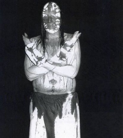 <strong> Quién es. </strong> Nadie conoce la verdadera identidad de Natti Natti Nattramn, un joven de la localidad sueca de Markaryd que fue cantante de la banda de 'black metal' Silencer entre 1995 y 2001. Tomó su seudónimo de un personaje folclórico que roba las almas de los niños y los suicidas. En las fotos, Nattram aparecía con una máscara de sangre cubriendo su rostro y pezuñas de cerdo en lugar de manos. </p> <strong> Qué hizo. </strong> Nattramn grabó sus primeras maquetas mientras se cortaba con un cuchillo distintas partes del cuerpo, para conseguir una voz más desgarradora. Debido a su esquizofrenia, fue internado en un psiquiátrico, del que se escapó dejando una nota: “Voy a matar niñas y ser tan famoso como Thomas Quick”. Y lo intentó, golpeando a una niña de cinco años en la cabeza con un hacha, aunque el filo no llegó a tocar el cerebro y la pequeña se salvó. Cuando fue detenido por la policía, Nattram insultó y escupió a los agentes. Fue encerrado en un centro de seguridad para enfermos mentales. </p>