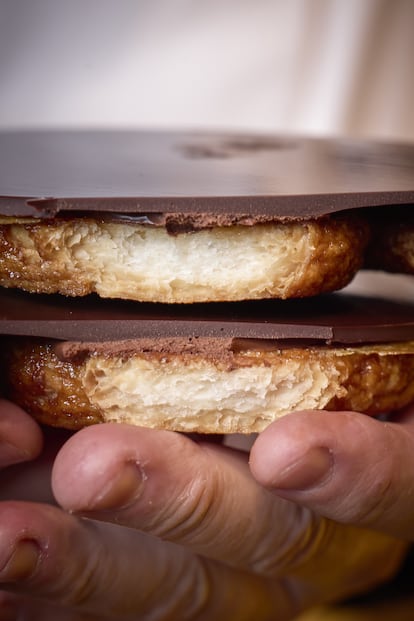 La palmera de chocolate de Ricardo Vélez: hojaldre ibérico, aireado de chocolate y fina cobertura de chocolate. Imagen proporcionada por Moulin Chocolat.