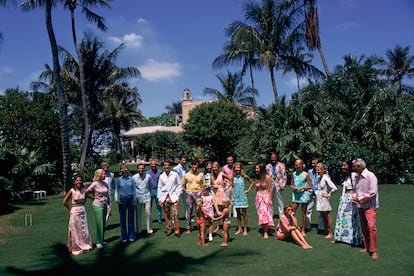 En 1970 Slim Aarons retrató el espíritu colorido y unisex de la firma Lilly Pulitzer en el campo de croquet de la casa de los Ogden Phipps en Palm Beach.