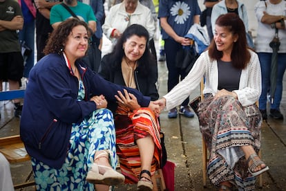 Mauricia Caneda, en el centro, y Rosa González Caneda, a la derecha, sobrina y sobrina nieta de Ignacio Francisco, respectivamente, se dan la mano durante el homenaje, el pasado jueves en Berriozar.