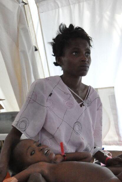 Berotti Souvni cuida a su hija en un centro gestionado por Médicos Sin Fronteras en la capital del país.