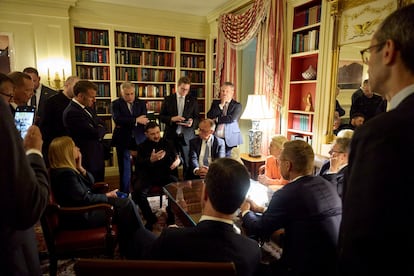 Zelenski y los líderes europeos en la Embajada de Ucrania en Washington, el lunes.