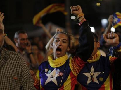 Eleitores a favor da independ&ecirc;ncia da Catalunha neste domingo.